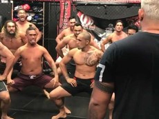 Võ sĩ MMA khởi động bằng vũ điệu độc đáo