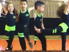 2 vũ công nhí trình diễn điệu Salsa cực chất