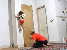 Bé gái 3 tuổi leo tường như người nhện