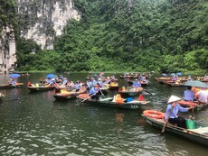 1.500 phụ nữ chèo đò ở Khu du lịch Tràng An