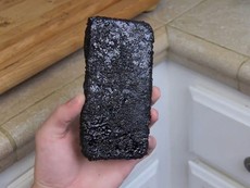 Thả Apple iPhone 6 vào Coca Cola đun sôi - Điều gì sẽ xảy ra?