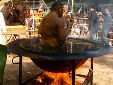 Lật tẩy vụ nhà sư ngồi tụng kinh trong vạc dầu sôi