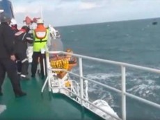 Clip: Tàu Hàn Quốc nã đạn đuổi tàu cá Trung Quốc