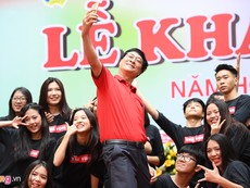 Thầy hiệu trưởng nhảy cùng HS trong lễ khai giảng