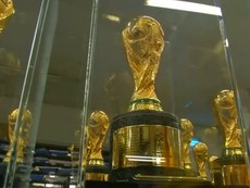 Cận cảnh công nghệ sản xuất bản sao chiếc cúp World Cup của TQ