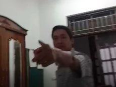 Video: Phản cảm vị trưởng phòng vung ghế với nữ đồng nghiệp