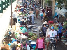 Lấn đường làm chợ: 'Phải làm thế mới bán được hàng'
