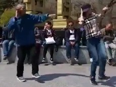 Khi hai ông cháu cùng nhảy Shuffling