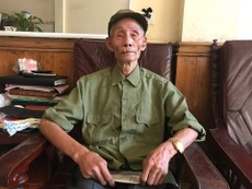 Cảm động cụ ông thổi kèn viếng đống đội