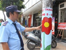 Cột đèn, trụ điện 'nở hoa' chống quảng cáo bẩn