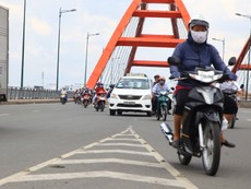 Video: Nguy hiểm rình rập trên cầu Bình Lợi