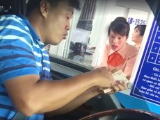 Những lần trạm thu phí BOT bị cúng heo, trả tiền lẻ
