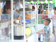 Phố hàng rong sau 1 tuần: Người mua, người bán nói gì?