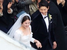 Song Joong Ki hôn Song Hye Kyo say đắm trong lễ cưới