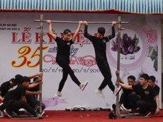 Nữ sinh 'gây sốc' khi biểu diễn thể thao mạo hiểm