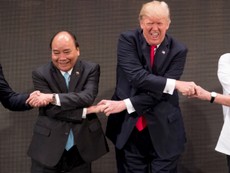 Những cái bắt tay độc đáo của ông Trump trong năm 2017