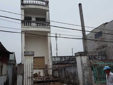 Cận cảnh ngôi nhà vắng chủ chực chờ đổ sập