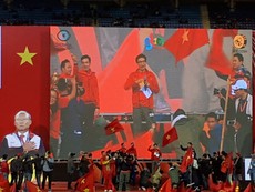 Phó Thủ tướng Vũ Đức Đam hô vang tên cầu thủ U-23 VN
