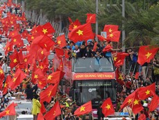 U-23 Việt Nam diễu hành chào người hâm mộ