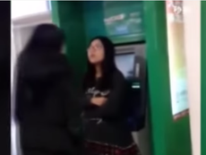 Cô gái trẻ bị đánh vì lấy màn hình ATM để ... soi gương