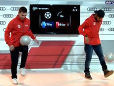 Messi “hạ gục” Neymar trong cuộc so tài tâng bóng