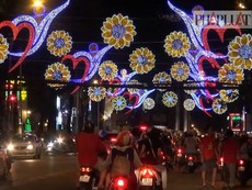 Đường phố Sài Gòn rực rỡ trước thềm năm mới