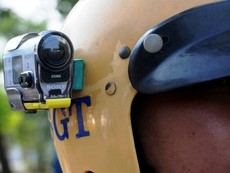 Gắn ‘mắt thần’ lên mũ bảo hiểm CSGT ở Sài Gòn