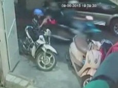 Clip cô gái bị mất iPhone khi đứng lướt Facebook trên vỉa hè