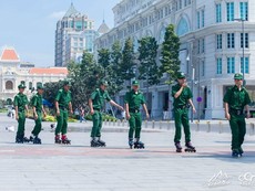 Clip thanh niên xung phong trượt patin tuần tra trên phố đi bộ Nguyễn Huệ