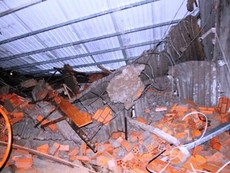 Clip hiện trường vụ sập nhà ở Bình Chánh làm một người chết