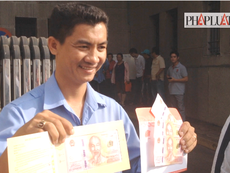 TP.HCM: Chỉ có 50 người mua được tiền lưu niệm 100 đồng