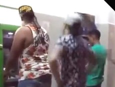 Clip: Anh chàng gặp 'sự cố' khi rút tiền ở ATM