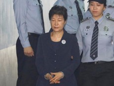 Cựu tổng thống Park Geun Hye bị còng tay khi ra tòa