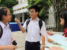 Clip: Đề thi tiếng Anh, học sinh làm được hơn 80%