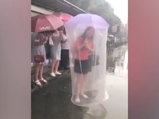 Chiếc ô kỳ dị khiến cô gái nổi bật giữa đám đông