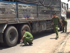 Va chạm với xe tải, người phụ nữ bị cán tử vong