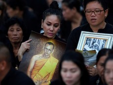 Hàng trăm ngàn người Thái tiễn biệt vua Bhumibol