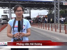 Tài xế 'cố thủ' trong xe, BOT Cần Thơ-Phụng Hiệp ùn tắc