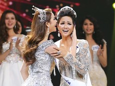 H'Hen Niê đăng quang Hoa hậu Hoàn vũ Việt Nam 2017