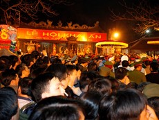 Lắp camera xử lý hành vi phản cảm tại lễ hội Đền Trần