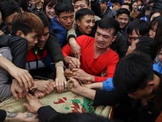 Huy động trai làng cướp chiếu thiêng mong sinh quý tử