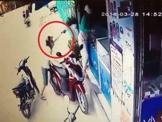 Clip: Cô gái bị tên cướp kề dao vào cổ, cướp điện thoại