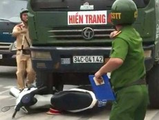 Clip: Xe tải tông nát xe cảnh sát giao thông ở Hải Phòng