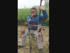 Chàng trai có khả năng chơi 5 loại nhạc cụ cùng một lúc