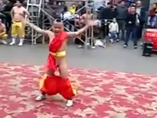 Chảy nước mắt với màn lộn nhào tụt cả quần của chú bé mãi võ