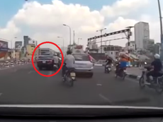 Clip ôtô cua ẩu khiến xe máy ngã nhào