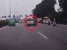Clip ôtô 'đánh võng' qua 3 cảnh sát giao thông để tẩu thoát