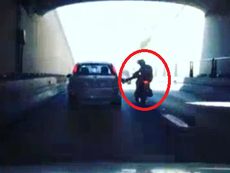 Clip chàng trai đi mô tô té nhào vì đạp ôtô
