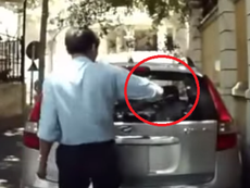 Clip bảo vệ lén bẻ cần gạt nước ô tô rồi vứt đi