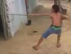 Clip: Bất ngờ với quả lừa hài hước của chú bé